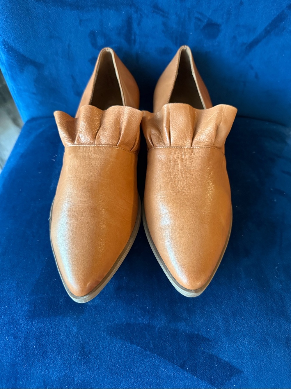 Bueno Burcu Leather Ruffle Slip-on Loafers in size 40 size 10 US
